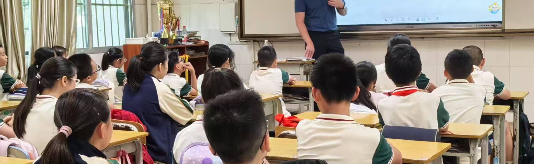 王晨皓律师赴天桃小学银杉校区开展“与法同行——共筑无悔青春”主题公益普法讲座活动